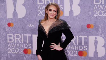 La chanteuse Adele lors des Brit Awards à Londres le 8 février 2022. (NIKLAS HALLE'N / AFP)