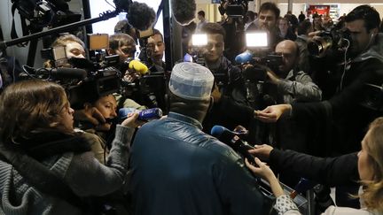 &nbsp; (La presse interroge un passager de retour de Conakry, le 18 octobre dernier, à l'aéroport Charles-de-Gaulle © REUTERS/Gonzalo Fuentes)