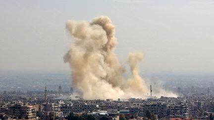 Un bombardement à Harasta dans la Ghouta orientale en Syrie, le 21 février 2018. (STRINGER / AFP)