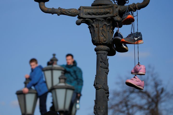 Des baskets sont suspendues à un lampadaire, dimanche 26 mars 2017 à Moscou (Russie), comme un symbole de la lutte anticorruption. (MAXIM SHEMETOV / REUTERS)