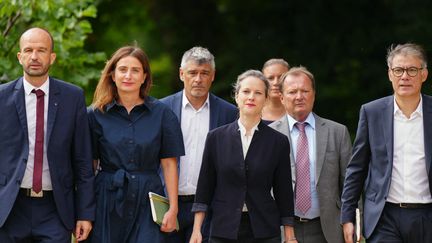 Les leaders des partis du Nouveau Front populaire entourent Lucie Castets à leur arrivée à l'Elysée, le 23 août 2024. (DIMITAR DILKOFF / AFP)