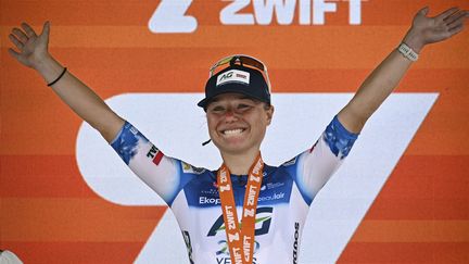 La Belge Justine Ghekiere jubile sur le podium du Tour de France femmes, le 17 août 2024 au Grand-Bornand. (JULIEN DE ROSA / AFP)