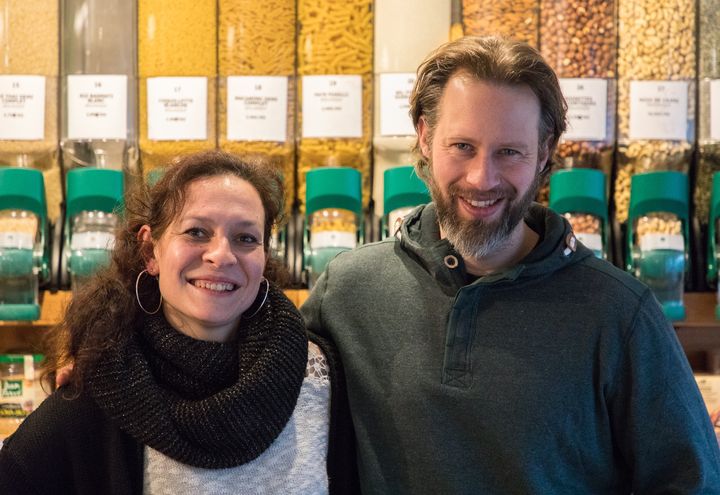 Laury et Loïc Coyaud dans leur commerce,&nbsp;le 9 février 2019 à Silfiac (Morbihan). (MATHILDE GOUPIL / FRANCEINFO)