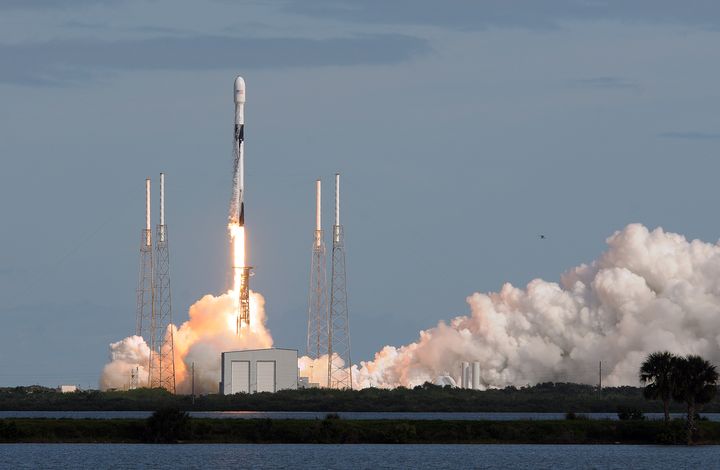 Une fusée Falcon 9 de SpaceX décolle de Cap Canaveral, en Floride (Etats-Unis)&nbsp;. Photo d'illustration (PAUL HENNESSY / NURPHOTO / AFP)