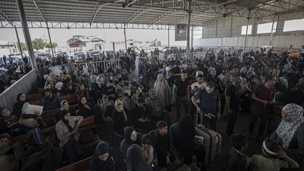 Des personnes qui veulent quitter la bande de Gaza par le poste de frontière de Rafah, le 1er novembre 2023. (HAITHAM IMAD / MAXPPP)