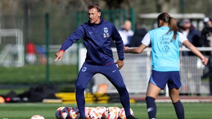 Hervé Renard a dirigé son premier entraînement à la tête de l'équipe de France féminine, lundi 3 avril 2023. (FRANCK FIFE / AFP)