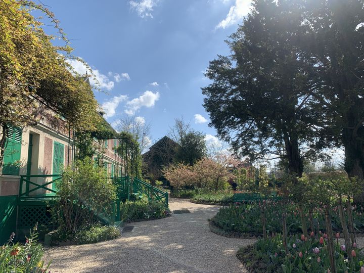 La maison de Monet et les jardins au tout début du printemps...&nbsp; (ISABELLE MORAND / RADIO FRANCE / FRANCE INFO)