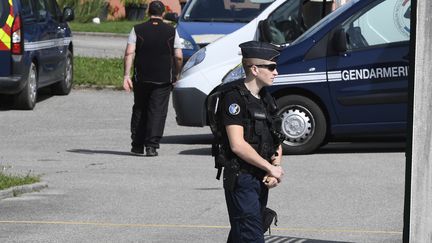 Des gendarmes à&nbsp;Pont-de-Beauvoisin. (PHILIPPE DESMAZES / AFP)