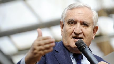 L'ancien Premier ministre et s&eacute;nateur UMP Jean-Pierre Raffarin lors de l'inauguration de la "Plan&egrave;te aux crocodiles" &agrave; Civaux, pr&egrave;s de Poitiers, (Vienne), le 4 avril 2014. (GUILLAUME SOUVANT / AFP)