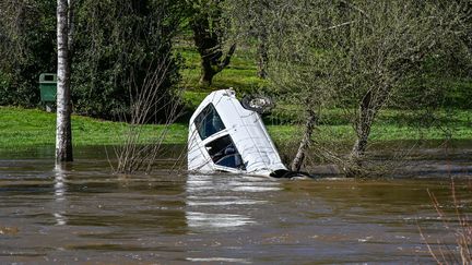 A car swept away by floods in Bellac (Haute-Vienne), March 30, 2024. (SALLAUD THIERRY / LE POPULAR DU CENTER / MAXPPP)