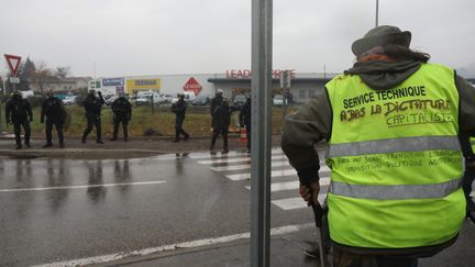 Un "gilet jaune" à Aubenas, le 13 décembre 2018. (FABRICE ANTERION / MAXPPP)