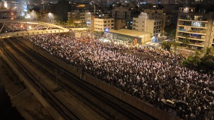 Des milliers d'habitants prennent part à une manifestation le 26 mars 2023 à Tel-Aviv (Israël), en réaction au limogeage par Benyamin Nétanyahou du ministre de la Défense, qui appelait à une pause dans la réforme judiciaire. (HAREL BEN NUN / ANADOLU AGENCY / AFP)