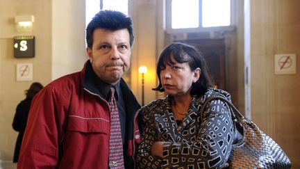 Sylvie et Dominique Mennesson quittent le palais de justice de Paris le 06 avril 2011, apr&egrave;s l'examen par la Cour de cassation de leur pourvoi pour que leurs jumelles, n&eacute;es d'une m&egrave;re porteuse, soient reconnues par l'&eacute;tat-civil. (BERTRAND GUAY / AFP)