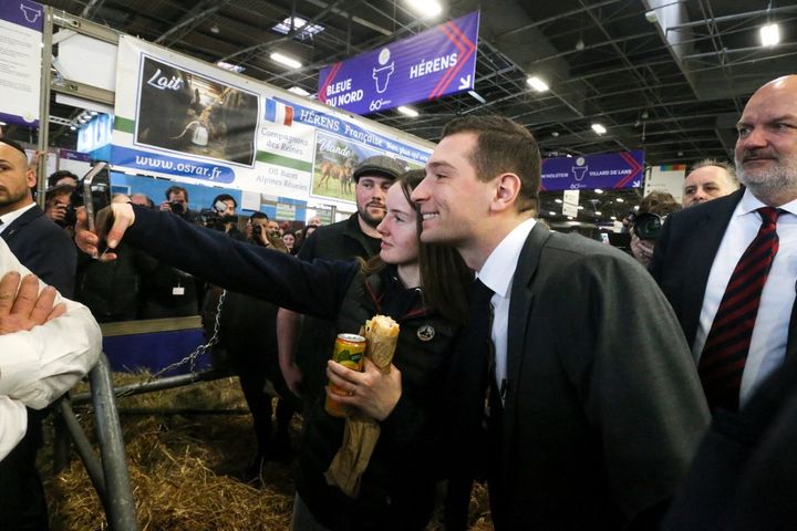 Jordan Bardella, tête de liste du Rassemblement national pour les européennes, dans les allées du Salon de l'agriculture (Paris), le 25 février 2024. (MICHEL STOUPAK / NURPHOTO / AFP)