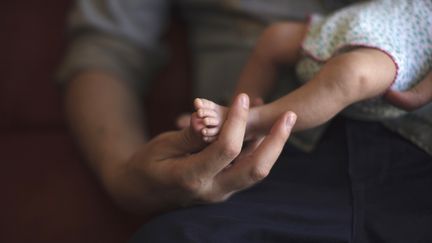 Selon le code civil fran&ccedil;ais,&nbsp;ni les parents, ni les m&egrave;res porteuses n'encourent de sanction p&eacute;nale, tant que la GPA n'est pas pratiqu&eacute;e sur le sol fran&ccedil;ais. (REUTERS)