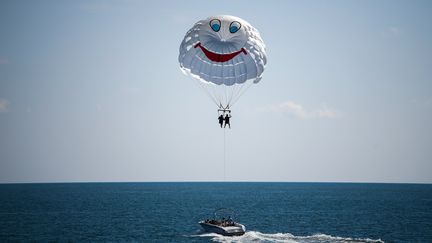 Un parachute ascencionnel au bord d'une plage en Russie. (JEWEL SAMAD / AFP)