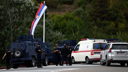 Des policiers dans le village de Banjska (Kosovo), après qu'un policier a été tué et un autre blessé, le 24 septembre 2023. (STRINGER / AFP)