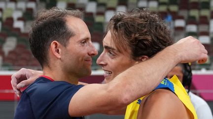 Renaud Lavillenie et Armand Duplantis lors de la finale du saut à la perche des Jeux olympiques de Tokyo, au Japon, le 3 août 2021. (MATTHIAS SCHRADER / AFP)