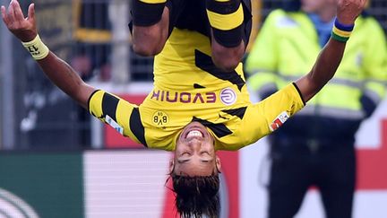 Pierre-Emerick Aubameyang célèbre l'un de ses buts sous les couleurs de Dortmund par un saut périlleux arrière.  (ULI DECK / DPA)