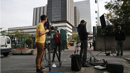 &nbsp; (Toute la journée de vendredi, l'inquiétude devant l'hôpital Bichat de Paris, après l'hospitalisation d'une patiente qui aurait pu être infectée par Ebola. Les tests ont finalement permis d'écrater cette hypothèse © Maxppp)