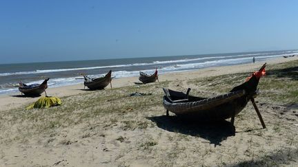 les modestes barques des villageois pour qui la pêche est le principal gagne-pain. (HOANG DINH NAM / AFP)