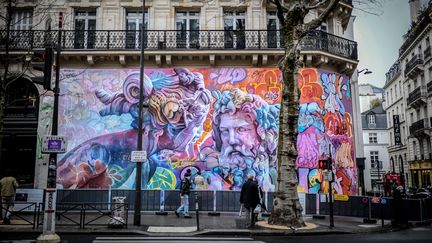 Fresque représentant&nbsp;Poséidon aux côtés d'une Néréïde,&nbsp;peinte par le duo d'artistes de rue espagnol PichiAvo sur un mur du boulevard Saint-Michel à Paris.&nbsp; (STEPHANE DE SAKUTIN / AFP)