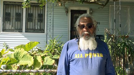 Malik Rahim, devant sa maison,&nbsp;sur Pacific Avenue, dans le quartier d’Algiers, à La Nouvelle Orléans, en Lousiane. (Ludovic Pauchant / Radio France)