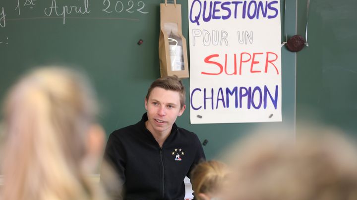 Le champion paralympique de ski alpin Arthur Bauchet répond aux questions de plusieurs écoliers, le 1er avril 2022. (PHILIPE ARNASSAN / MAXPPP)