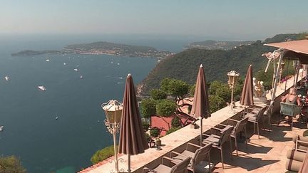 Avec la pandémie, les hôtels de luxe n'ont pas retrouvé leur clientèle, principalement étrangère. Cela pousse ces beaux hôtels à se réinventer, notamment sur la Côte d'Azur. (France 3)