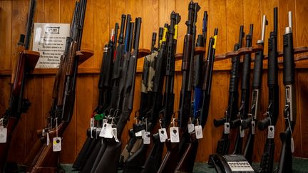 Des fusils de chasse semi-automatiques exposés dans un magasin à Austin, au Texas (Etats-Unis), le 25 août 2023. (BRANDON BELL / GETTY IMAGES NORTH AMERICA / AFP)