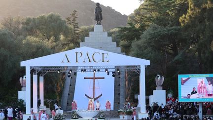 Le pape François devant le monument commémorative de Napoléon 1er à Ajaccio, dans le cadre de son voyage en Corse, le 15 décembre 2024. (PASCAL POCHARD-CASABIANCA / AFP)