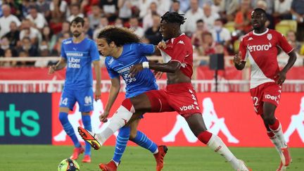 Le Marseillais Mattéo Guendouzi (à gauche) et le Monégasque Axel Disasi (à droite) au duel au stade Louis-II, le 11 septembre 2021. (VALERY HACHE / AFP)