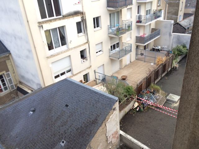 Façade arrière et cour de l'immeuble dont un balcon s'est décroché, le 16 octobre 2016, à Angers (Maine-et-Loire). (BENEDICTE ROBIN / FRANCEINFO)