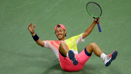 Lucas Pouille tombe de bonheur sur le court Arthur Ashe à New York (MIKE HEWITT / GETTY IMAGES NORTH AMERICA)