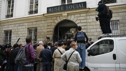 Des journalistes attendent devant le lieu où se déroule un bureau politique du parti Les Républicains, le 12 juin 2024. (MAGALI COHEN / HANS LUCAS / AFP)