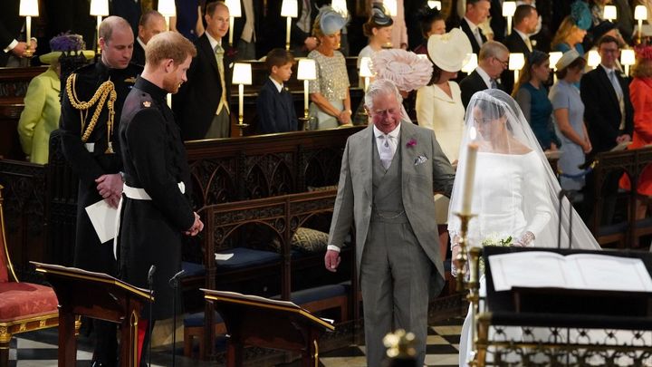 Le prince Charles escorte Meghan Markle jusqu'à l'autel, le 19 mai 2018, à Windsor (Royaume-Uni). (JONATHAN BRADY / AFP)