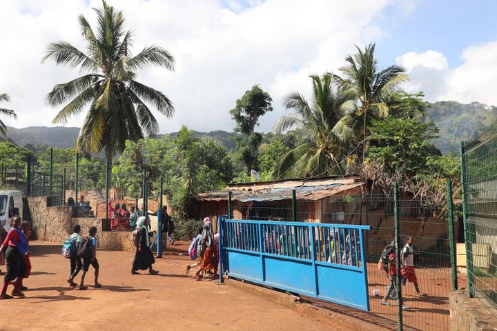 Children leave the Longoni school, in Mayotte, on October 11, 2023. (ROBIN PRUDENT / FRANCEINFO)