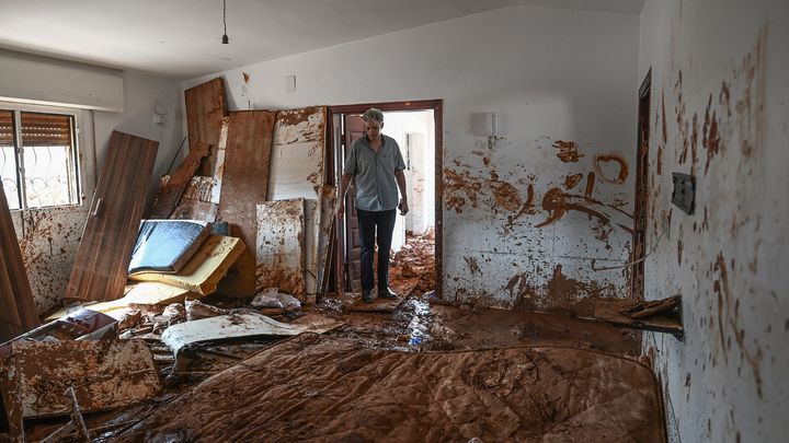 Libye, le 21 septembre 2023. Une pièce recouverte de boue dans une maison à l'est de la ville de Soussa, après les inondations meurtrières dans la nuit du 10 au 11 septembre. Un désatre qui se chiffre aujourd'hui à plus de 10 000 personnes disparues, et plus de 3 300 décédées. (OZAN KOSE / AFP)