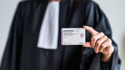 Une avocate brandissant une boîte de Levothyrox à Paris, le 5 octobre 2020.&nbsp; (VOISIN / PHANIE / AFP)