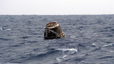 La capsule Dragon de Space X au milieu du Pacifique, au large des c&ocirc;tes du Mexique,&nbsp;apr&egrave;s un amerissage sans encombre, le 31 mai 2012.&nbsp; (MICHAEL ALTENHOFEN / SPACEX / AFP)