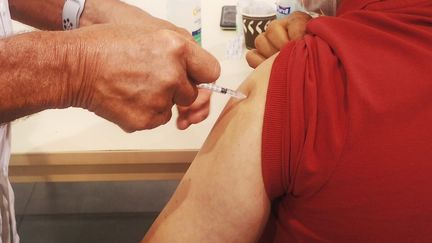 Injection du vaccin&nbsp;contre la Covid-19 dans un centre de vaccination ouvert&nbsp;dans le Var. (SOPHIE GLOTIN / RADIOFRANCE)