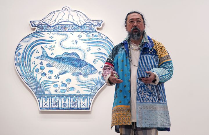 L'artiste Takashi Murakami se tient devant "Grass Carp, 2022" lors d'une avant-première de presse pour "An Arrow Through History" dans les galeries new-yorkaises de Gagosian, à New York, le 11 mai 2022. (TIMOTHY A. CLARY / AFP)