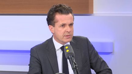 Christophe Béchu, maire DVD d'Angers, invité de franceinfo le 19 novembre.&nbsp; (FRANCEINFO / RADIOFRANCE)