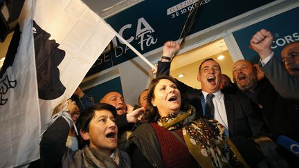 Gilles Simeoni célèbre sa victoire le 3 décembre 2017 à Bastia (Haute-Corse).&nbsp; (PASCAL POCHARD-CASABIANCA / AFP)