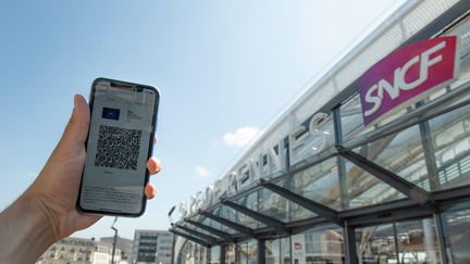 Le pass sanitaire devient obligatoire pour monter dans un train longue distance à partir du lundi 8 août. Les Eurostar, Transiliens et TER ne sont pas concernés. (EMILE KEMMEL / MAXPPP)