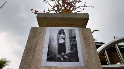 Une&nbsp;photo de&nbsp;Nora Quoirin placardée&nbsp;dans une rue de&nbsp;Seremban (Malaisie) pendant les recherches pour retrouver l'adolescente, le 8 août 2019. (MOHD RASFAN / AFP)