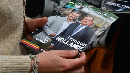 Un homme tient un tract de campagne pour François Hollande, candidat de la coalition de gauche Nouveau Front populaire pour les législatives, à Tulle (Corrèze) le 22 juin 2024. (PASCAL LACHENAUD / AFP)