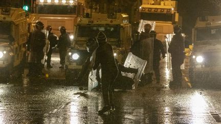 Des heurts entre forces de l'ordre et manifestants dans le quartier&nbsp;de Springfield Road à Belfast, en Irlande du Nord, le 8 avril 2021. (PAUL FAITH / AFP)