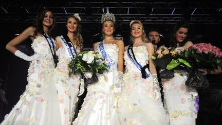 Christelle Roca, &eacute;lue Miss Prestige National, pose avec ses dauphines &agrave; Divonne-les-Bains (Ain), le 4 d&eacute;cembre 2011. (JEAN-PIERRE CLATOT / AFP)