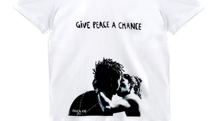 La maison Paul &amp; Joe apporte son soutien à la lutte contre le racisme avec ce T-shirt portant le message "Give peace a chance" faisant référence à la chanson de John Lenon pour un message de paix et de tolérance.&nbsp;50% des bénéfices de ce T-shirt sont reversés à l’association Black Lives Matter&nbsp; (Paul & Jo)